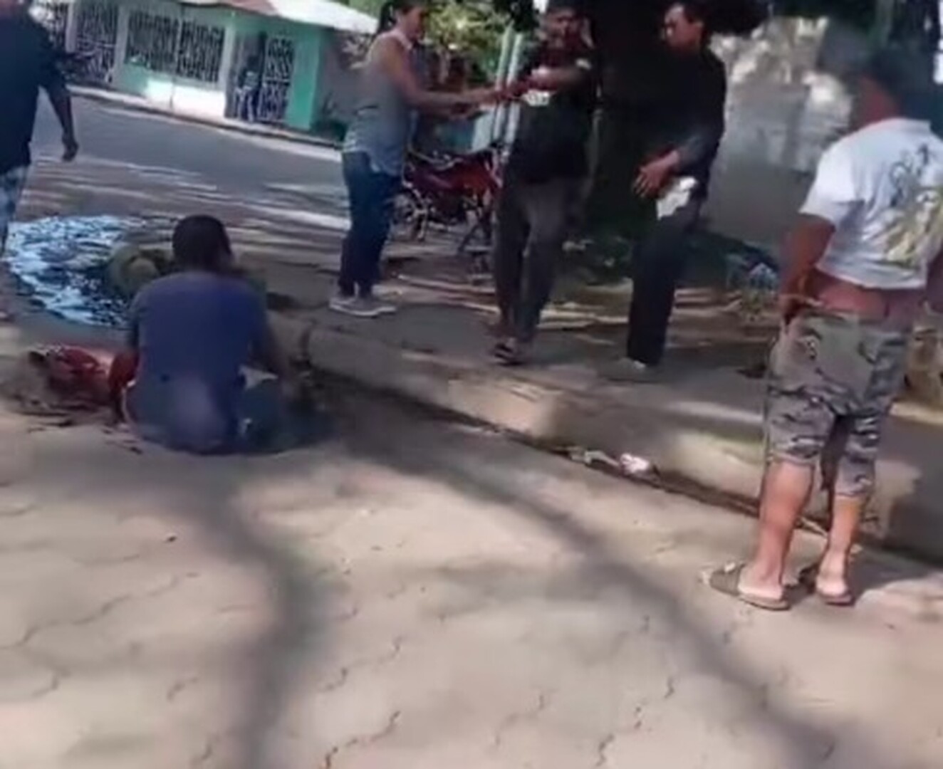 En el acto Manuel Torrez sufrió heridas abiertas en la cabeza, por lo cual fue trasladado al hospital Regional Santiago, de Jinotepe, Carazo. 