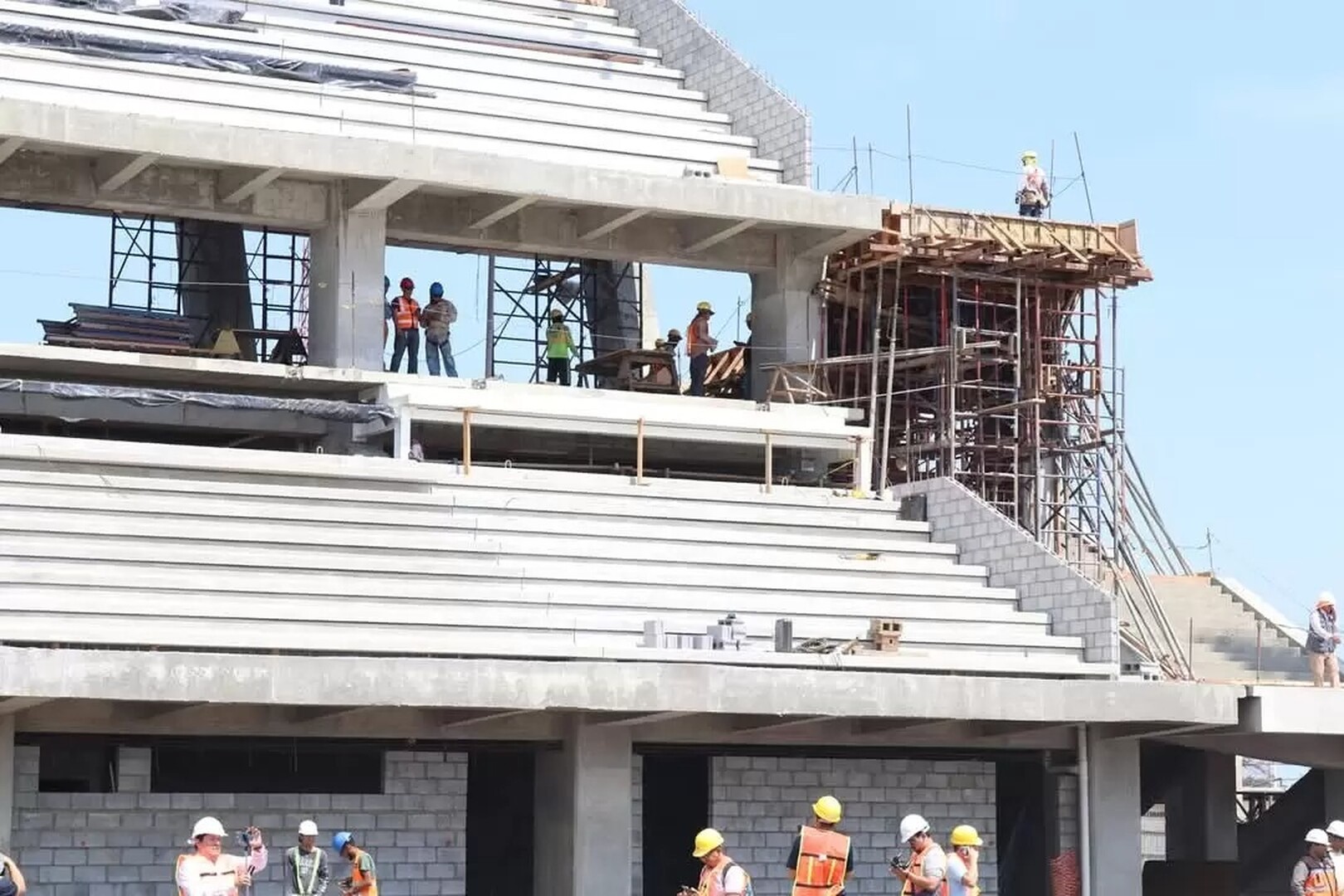 En un 70% avanza la construcción del nuevo estadio capitalino, hoy empezó la instalación de la grama sintética y luminarias.  Imagen tomada de La Nueva Radio Ya.