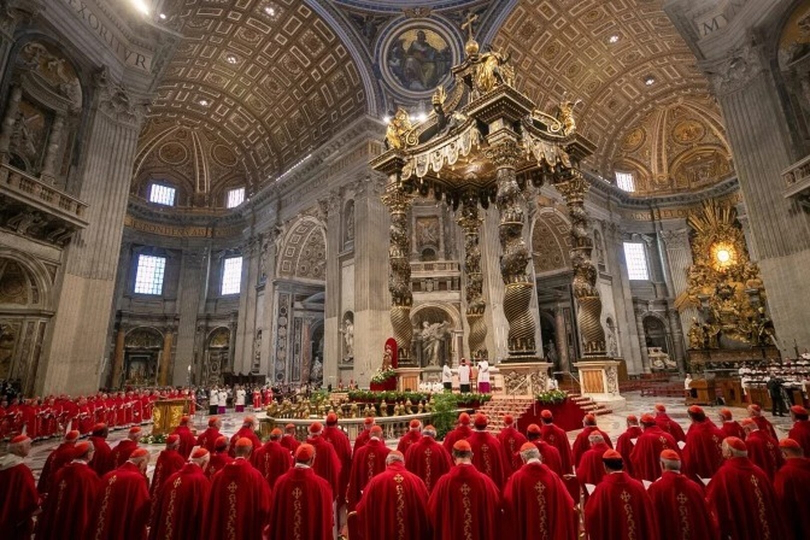 Cardenales participan en la quinta Misa de Novendiales por el Papa Francisco el 30 de abril de 2025, en la Basílica de San Pedro del Vaticano.   Imagen tomada de Aciprensa.