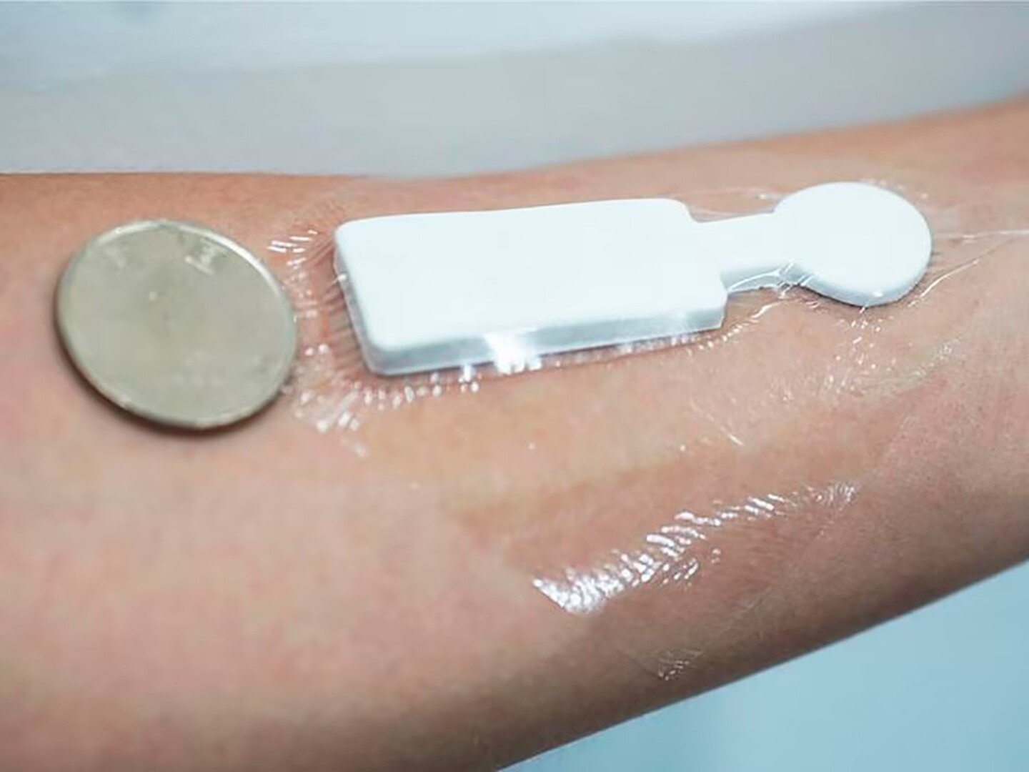 El dispositivo flexible mide temperatura, humedad y frecuencia cardíaca.  Imagen tomada de Infobae.