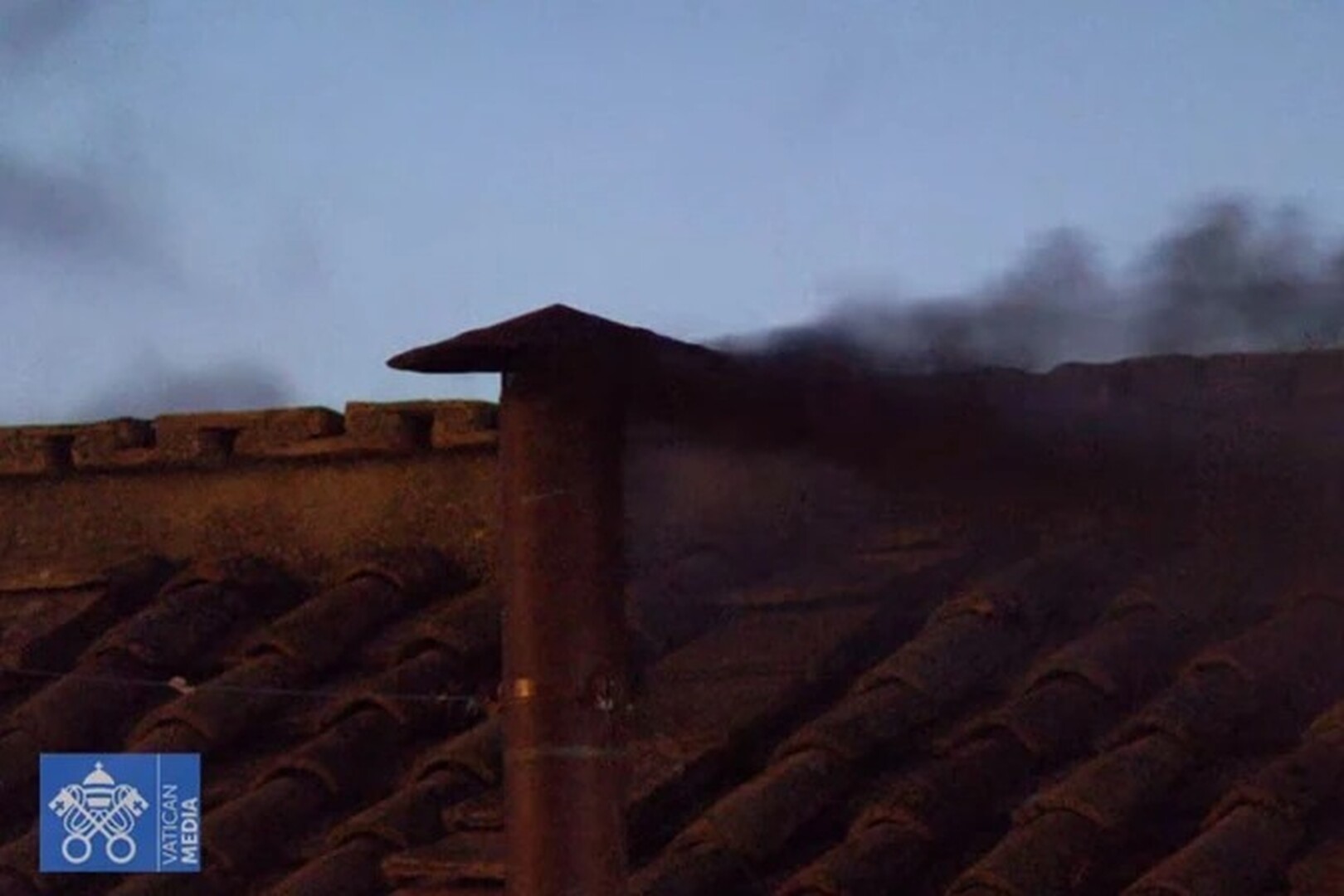 Fumata negra en el Vaticano al final del primer día del cónclave para elegir al nuevo Papa.  Imagen tomada de Aciprensa.
