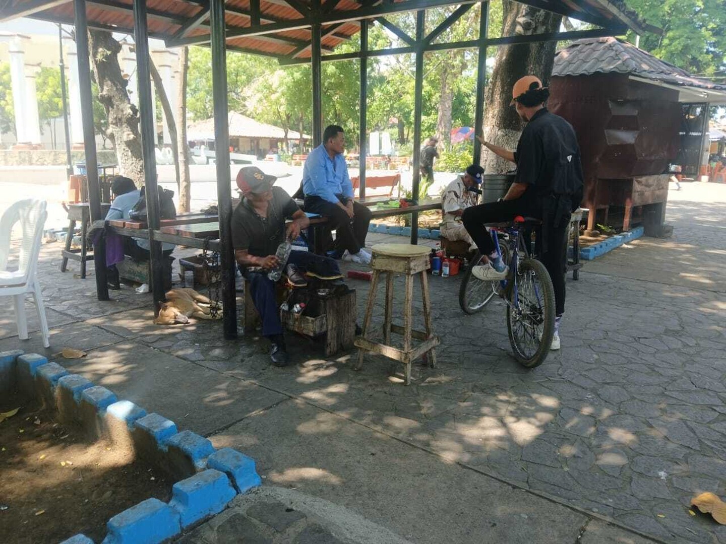 En la ciudad de Masaya, en el parque central se encuentra una caseta donde día a día se reunen de 4 a 6 lustradores de zapatos, que ofrecen sus servicios a todos los ciudadanos que transitan la zona.