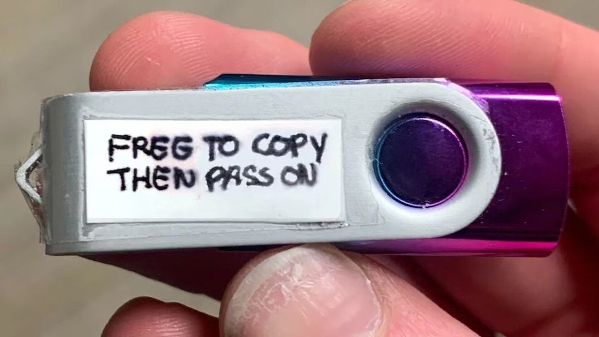 La USB hallada contenía una Biblia en audio y testimonios de fe organizados por carpetas.   Imagen tomada de Infobae.