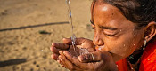 La cantidad de agua que necesitas depende de varios factores como la edad, el sexo, el clima y la actividad física que realices.  Imagen tomada de BBC.