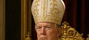 Tras no cumplir protocolo en funeral de Francisco, Trump posteó una foto vestido de papa