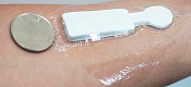 El dispositivo flexible mide temperatura, humedad y frecuencia cardíaca.  Imagen tomada de Infobae.