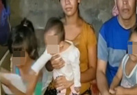 Casandra junto a sus tres pequeños y pareja