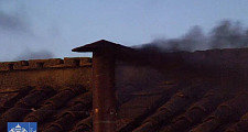 Fumata negra en el Vaticano al final del primer día del cónclave para elegir al nuevo Papa.  Imagen tomada de Aciprensa.