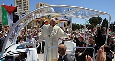 El papa Francisco presidió una misa al aire libre el 25 de mayo de 2014 frente a la iglesia de la Natividad en la ciudad bíblica de Belén.  Imagen tomada de BBC.