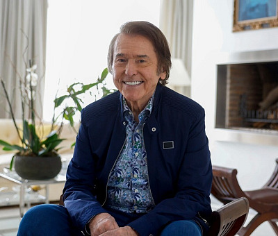 El legendario cantante español Raphael.  Imagen tomada de Vos TV.