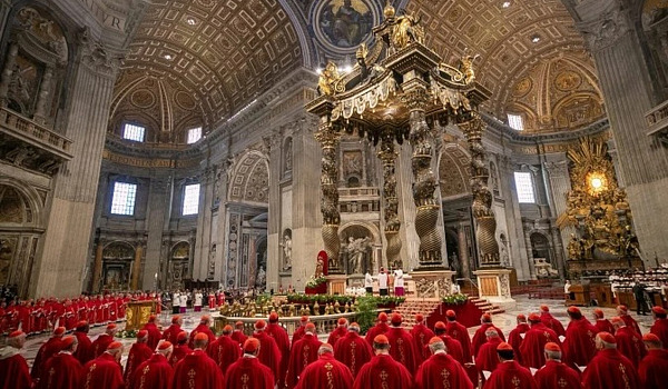 Cardenales participan en la quinta Misa de Novendiales por el Papa Francisco el 30 de abril de 2025, en la Basílica de San Pedro del Vaticano.   Imagen tomada de Aciprensa.