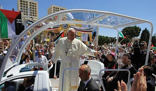 El papa Francisco presidió una misa al aire libre el 25 de mayo de 2014 frente a la iglesia de la Natividad en la ciudad bíblica de Belén.  Imagen tomada de BBC.