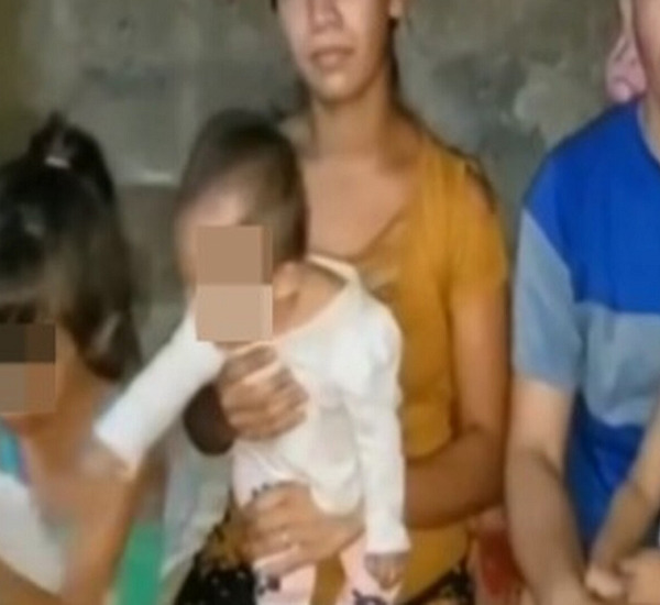 Casandra junto a sus tres pequeños y pareja