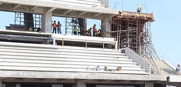 En un 70% avanza la construcción del nuevo estadio capitalino, hoy empezó la instalación de la grama sintética y luminarias.  Imagen tomada de La Nueva Radio Ya.