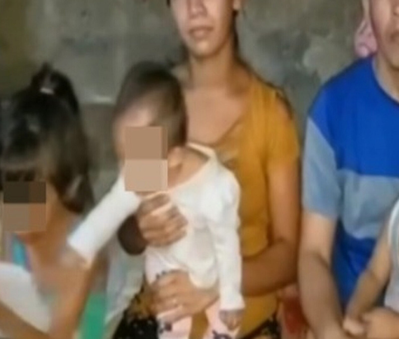 Casandra junto a sus tres pequeños y pareja