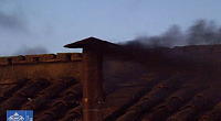 Fumata negra en el Vaticano al final del primer día del cónclave para elegir al nuevo Papa.  Imagen tomada de Aciprensa.
