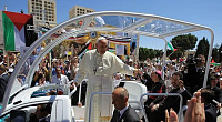 El papa Francisco presidió una misa al aire libre el 25 de mayo de 2014 frente a la iglesia de la Natividad en la ciudad bíblica de Belén.  Imagen tomada de BBC.