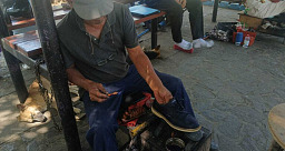 En cada ciudad del país se pueden observar a los populares Lustradores de zapatos,  que durante generaciones ha sido un oficio digno, mayormente ejercido por hombres y en menor grado por mujeres. 