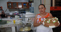  Yesenia Gutierrez, una de las reposteras más reconocidas en Masatepe, quien lleva casi 29 años en este negocio.