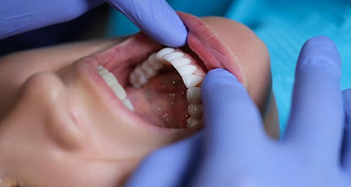 Las mujeres que no se cepillan ni usan hilo dental con frecuencia son más propensas a sufrir migrañas y fibromialgia, según un estudio reciente.  Imagen tomada de Infobae.